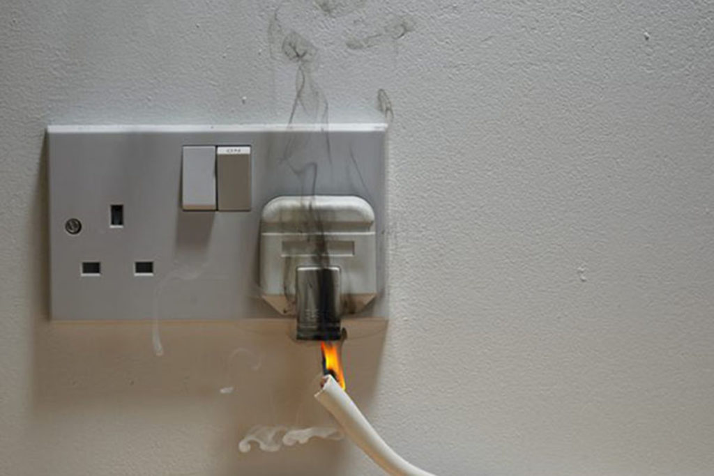 Prise électrique qui chauffe et fume ? Que faire?