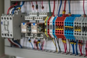 Panneau de contrôle avec câblage électrique