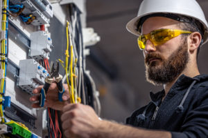 Electricien à Paris répare un tableau électrique 